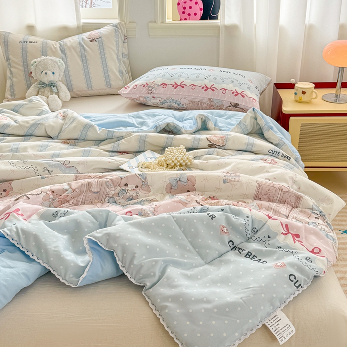 91家纺网 家纺一手货源 找家纺 慕尚家纺 2025新款水洗棉花边工艺羽丝棉卡通系列夏被 洛丽塔小熊