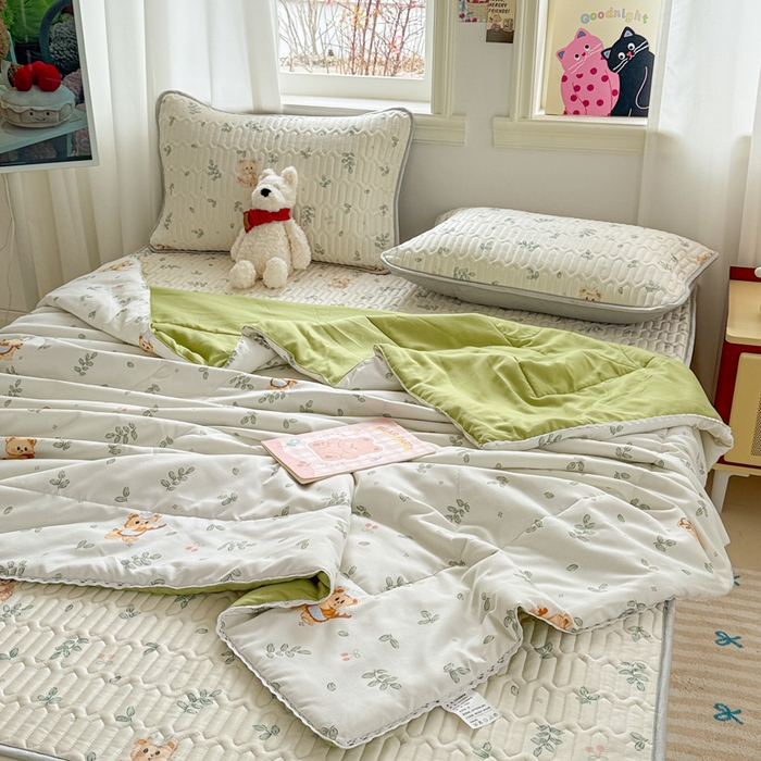 91家纺网 家纺一手货源 找家纺 慕尚家纺  2025春夏新款乳胶凉席水洗棉夏被夏凉被空调被三件套四件套 邻家小熊