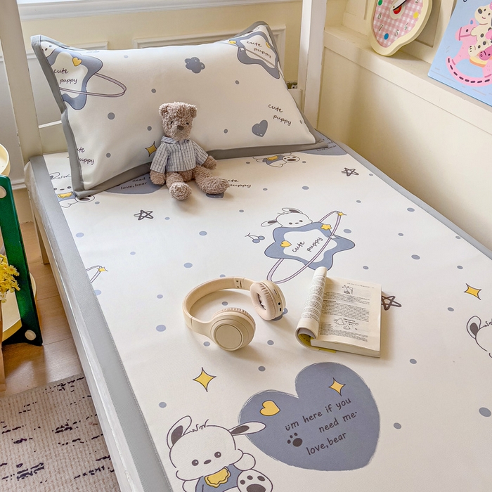 91家纺网 家纺一手货源 找家纺 富馨莱 2025新款学生平铺款冰藤印花凉席A类抗菌冰丝席支持定制尺寸 星星狗