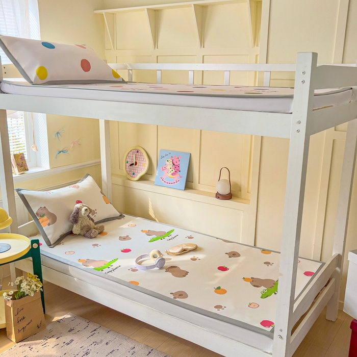 91家纺网 家纺一手货源 找家纺 富馨莱 2025新款学生平铺款冰藤印花凉席A类抗菌冰丝席支持定制尺寸 卡皮熊