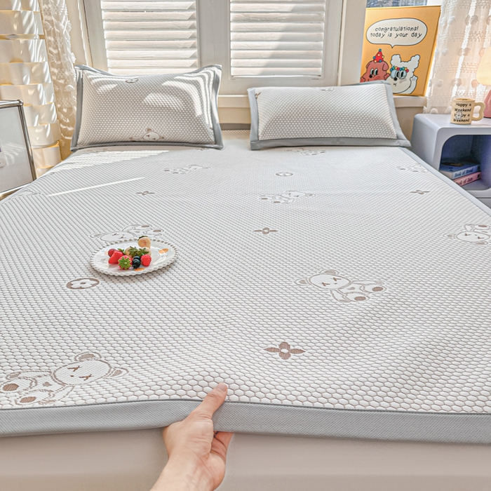 91家纺网 家纺一手货源 找家纺 2025新款凉感冰豆豆凉席-暴力熊系列 暴力熊-卡其