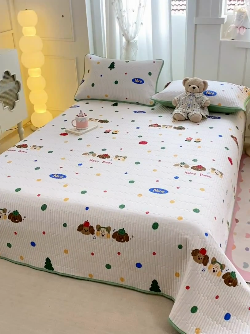 91家纺网 家纺一手货源 找家纺 顺顺家纺 2025新款全棉卡通夹棉床盖 狗狗之家