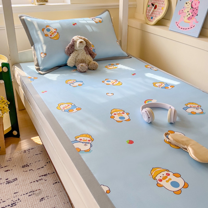 91家纺网 家纺一手货源 找家纺 富馨莱 2025新款学生平铺款冰藤印花凉席A类抗菌冰丝席支持定制尺寸 开心鸭