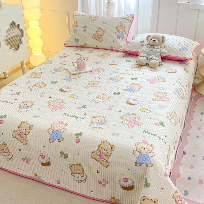 91家纺网 家纺一手货源 找家纺 顺顺家纺 2025新款全棉卡通夹棉床盖 小熊莫尼