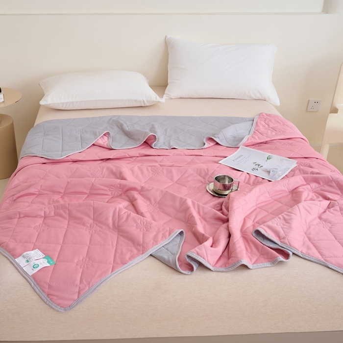 91家纺网 家纺一手货源 找家纺 畅销被业 2025新款A类凉感丝纯色压花夏被系列直播外贸跨境 豆沙