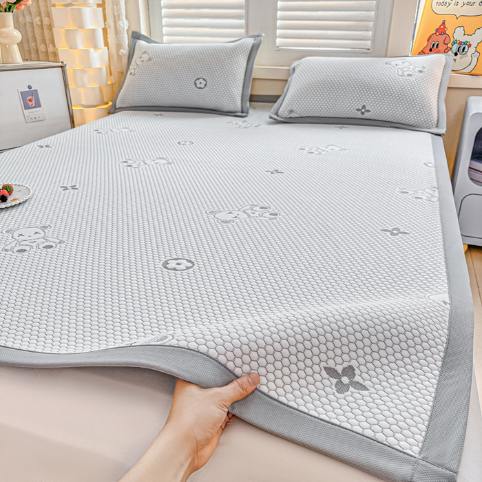 91家纺网 家纺一手货源 找家纺 2025新款凉感冰豆豆凉席-暴力熊系列 暴力熊-浅灰