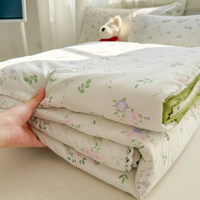 91家纺网 家纺一手货源 找家纺 慕尚家纺 2025新款水洗棉花边工艺羽丝棉卡通系列夏被 花朵兔