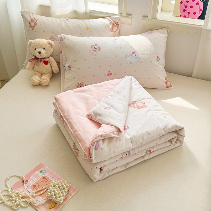 91家纺网 家纺一手货源 找家纺 慕尚家纺 2025新款水洗棉花边工艺羽丝棉卡通系列夏被 哈哈俱乐部