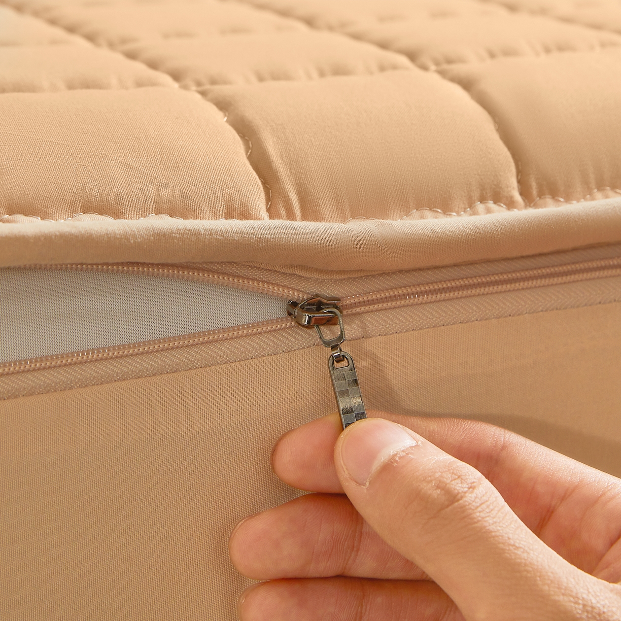 91家纺网 家纺一手货源 找家纺 欧邦 2025新款可拆卸六面全包夹棉床笠 单面夹棉-羊驼色