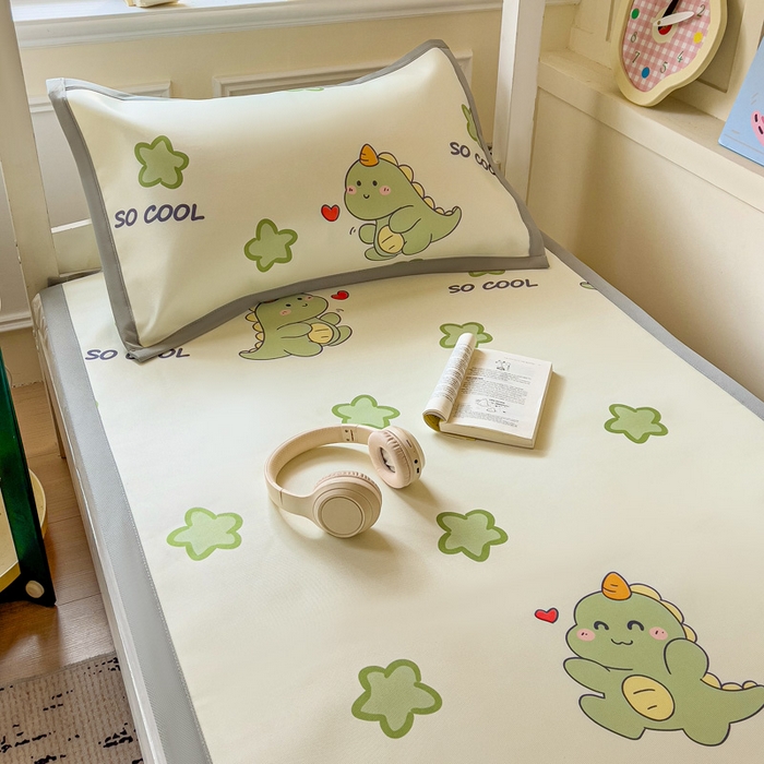 91家纺网 家纺一手货源 找家纺 富馨莱 2025新款学生平铺款冰藤印花凉席A类抗菌冰丝席支持定制尺寸 小萌龙