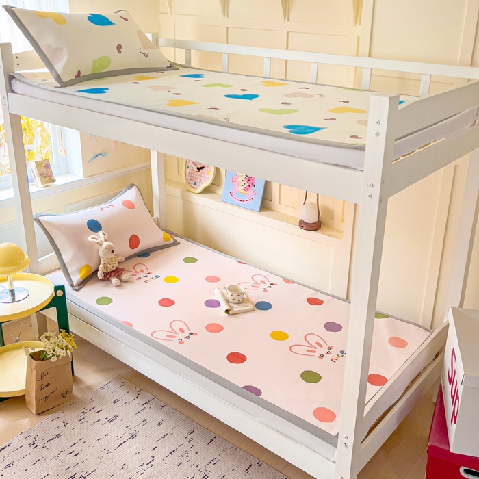 91家纺网 家纺一手货源 找家纺 富馨莱 2025新款学生平铺款冰藤印花凉席A类抗菌冰丝席支持定制尺寸 圆点兔兔