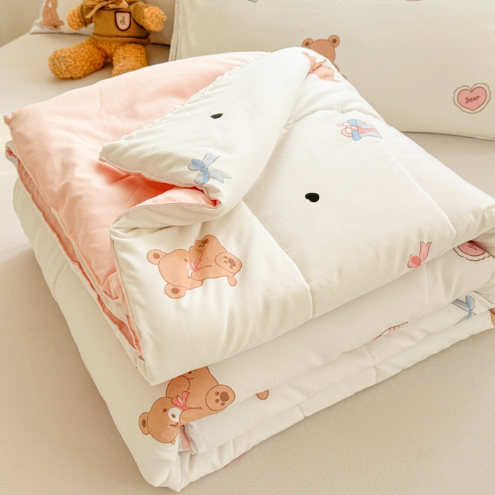 91家纺网 家纺一手货源 找家纺 慕尚家纺 2025新款水洗棉花边工艺羽丝棉卡通系列夏被 甜品小熊