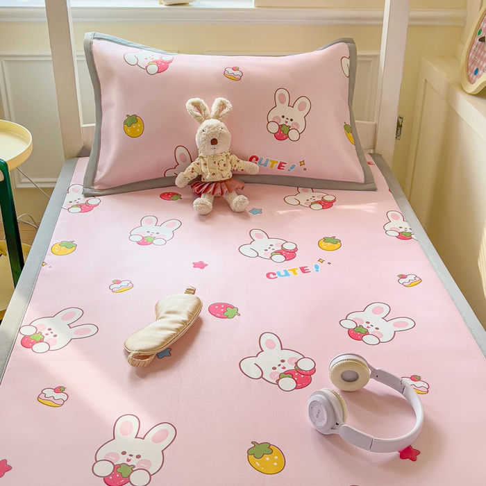 91家纺网 家纺一手货源 找家纺 富馨莱 2025新款学生平铺款冰藤印花凉席A类抗菌冰丝席支持定制尺寸 甜心兔