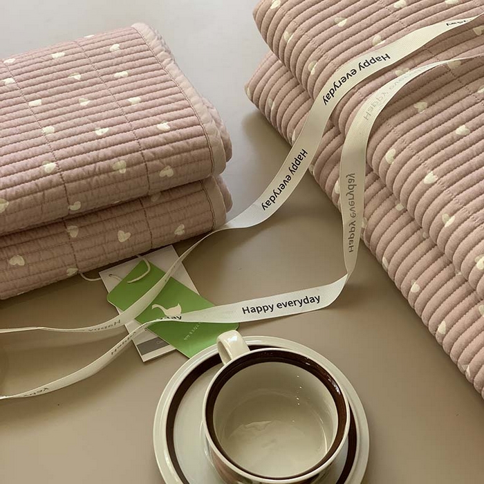 91家纺网 家纺一手货源 找家纺 汇庭 2025新款蔓莎床盖三件套系列-实拍 小爱心粉