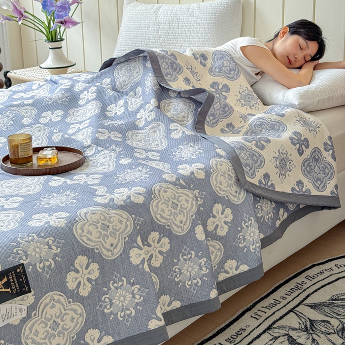 91家纺网 家纺一手货源 找家纺 2025新款A类纯棉针织三层纱提花多功能毯 蓝色-四叶花