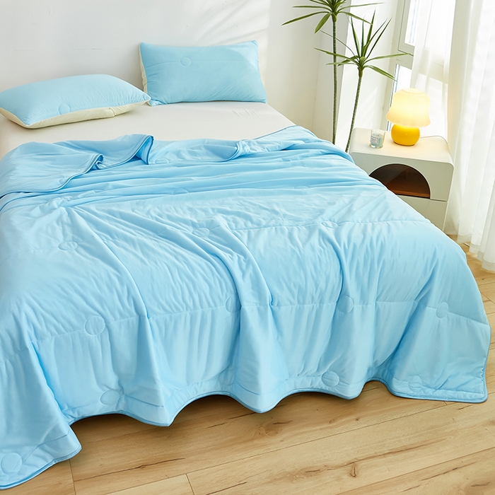 91家纺网 家纺一手货源 找家纺 柏薇 2025新款纯色冰激凌凉感丝夏凉被空调被 冰激凌夏被-月光蓝