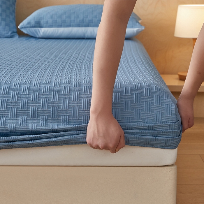 91家纺网 家纺一手货源 找家纺 梦镜2025新款A类亲肤棉华夫格棋盘格防水床笠 华夫格-湖蓝