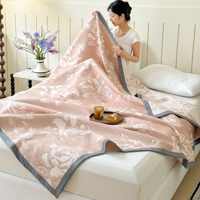 91家纺网 家纺一手货源 找家纺 2025新款A类纯棉针织三层纱提花多功能毯 粉色-玫瑰