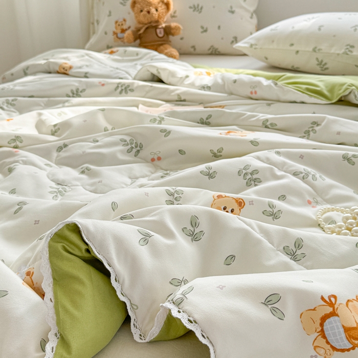 91家纺网 家纺一手货源 找家纺 慕尚家纺 2025新款水洗棉花边工艺羽丝棉卡通系列夏被 邻家小熊