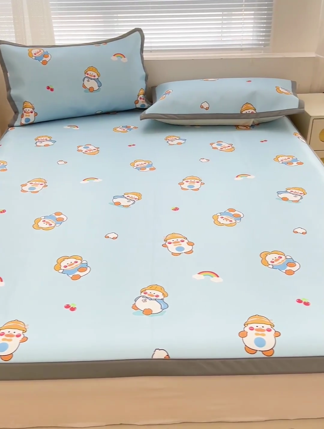 91家纺网 家纺一手货源 找家纺 富馨莱 2025新款平铺款冰藤印花凉席A类抗菌冰丝席支持定制尺寸 开心鸭