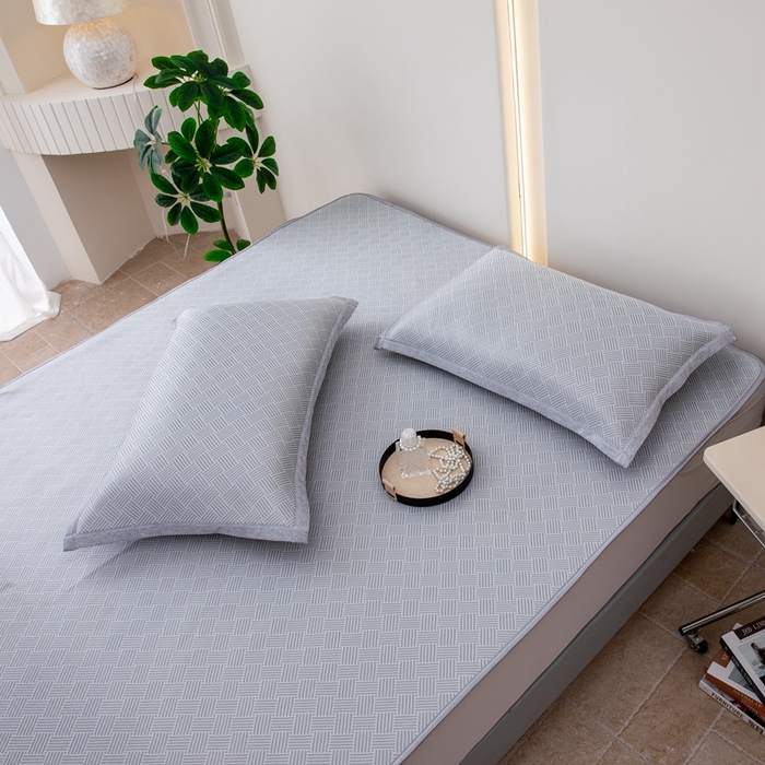 91家纺网 家纺一手货源 找家纺 凌云家纺  2025新款提花凉感冰丝席床笠款三明治凉席三件套 菱格-灰