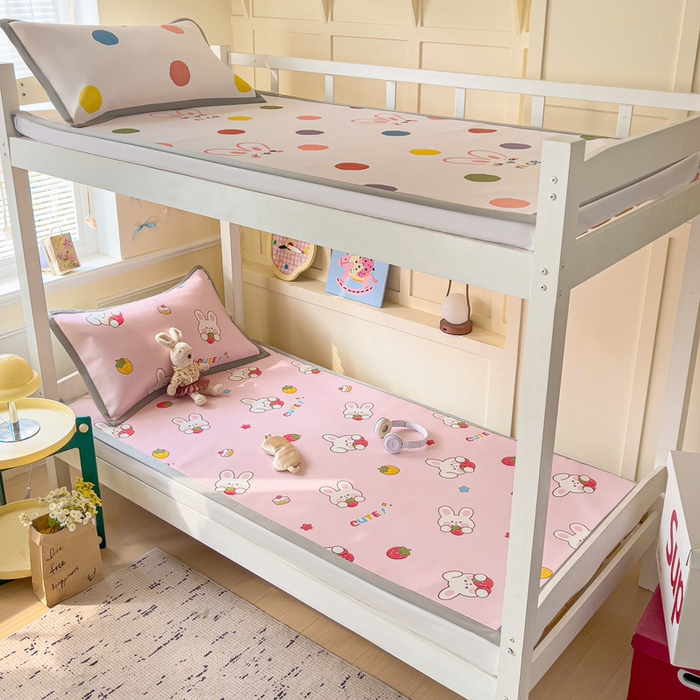 91家纺网 家纺一手货源 找家纺 富馨莱 2025新款学生平铺款冰藤印花凉席A类抗菌冰丝席支持定制尺寸 甜心兔