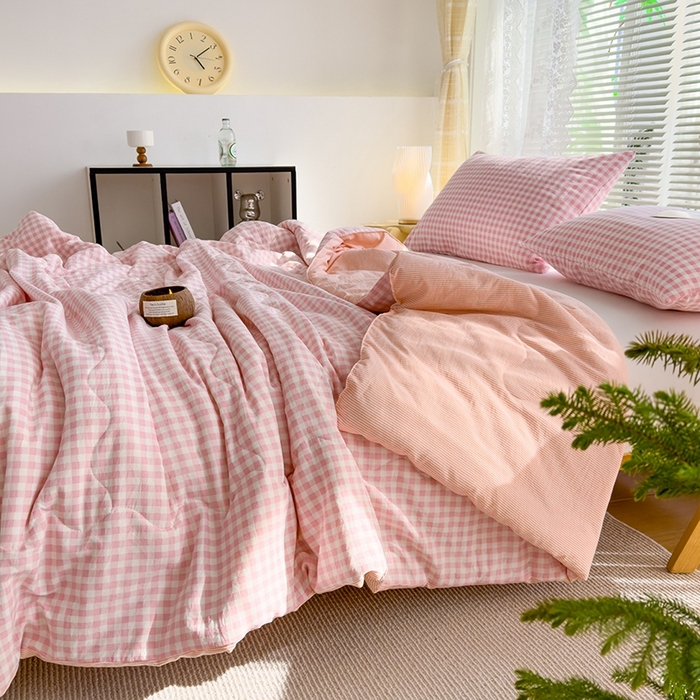 91家纺网 家纺一手货源 找家纺 2025新款无印风夏被 粉小格