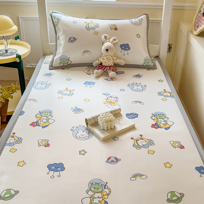 91家纺网 家纺一手货源 找家纺 富馨莱 2025新款学生平铺款冰藤印花凉席A类抗菌冰丝席支持定制尺寸 宇航员