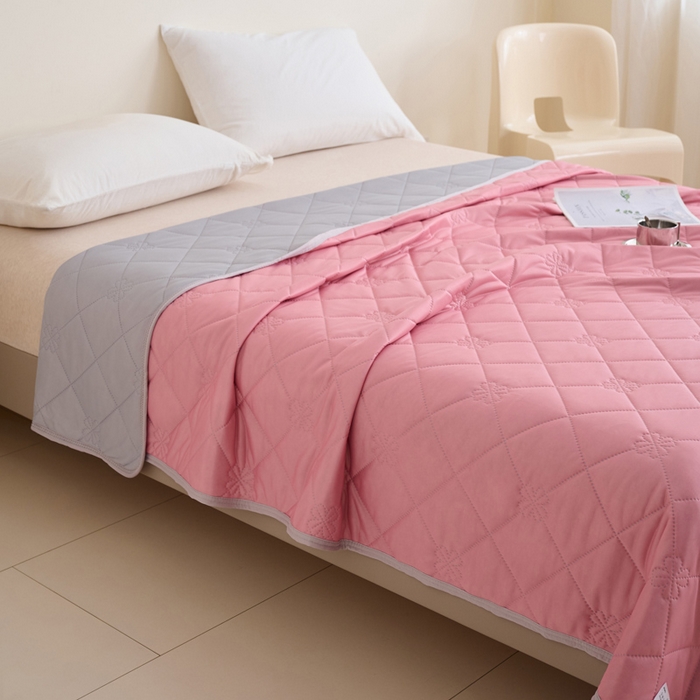 91家纺网 家纺一手货源 找家纺 畅销被业 2025新款A类凉感丝纯色压花夏被系列直播外贸跨境 豆沙