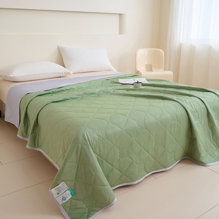 91家纺网 家纺一手货源 找家纺 畅销被业 2025新款A类凉感丝纯色压花夏被系列直播外贸跨境 果绿