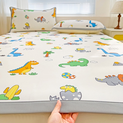 91家纺网 家纺一手货源 找家纺 富馨莱 2025新款平铺款冰藤印花凉席A类抗菌冰丝席支持定制尺寸 恐龙纪元