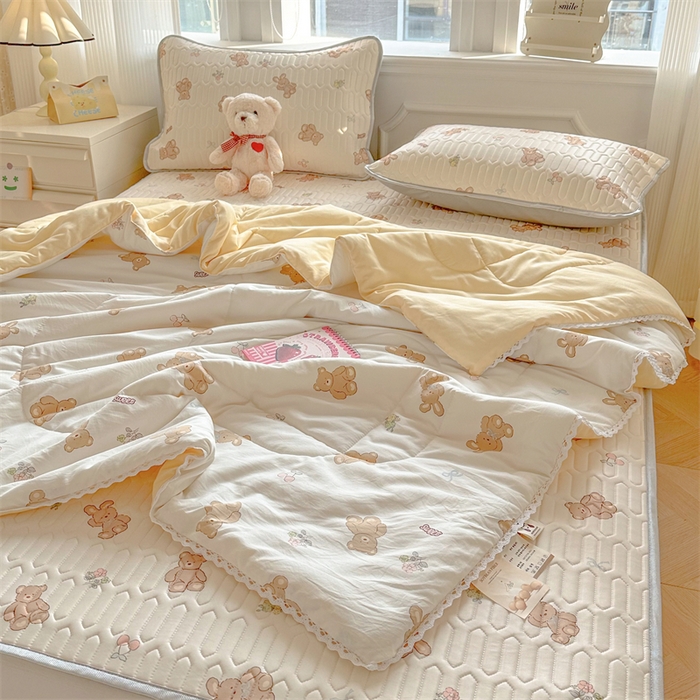 91家纺网 家纺一手货源 找家纺 慕尚家纺  2025春夏新款乳胶凉席水洗棉夏被夏凉被空调被三件套四件套 宝贝小熊