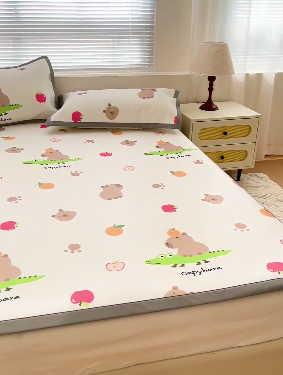 91家纺网 家纺一手货源 找家纺 富馨莱 2025新款平铺款冰藤印花凉席A类抗菌冰丝席支持定制尺寸 卡皮熊