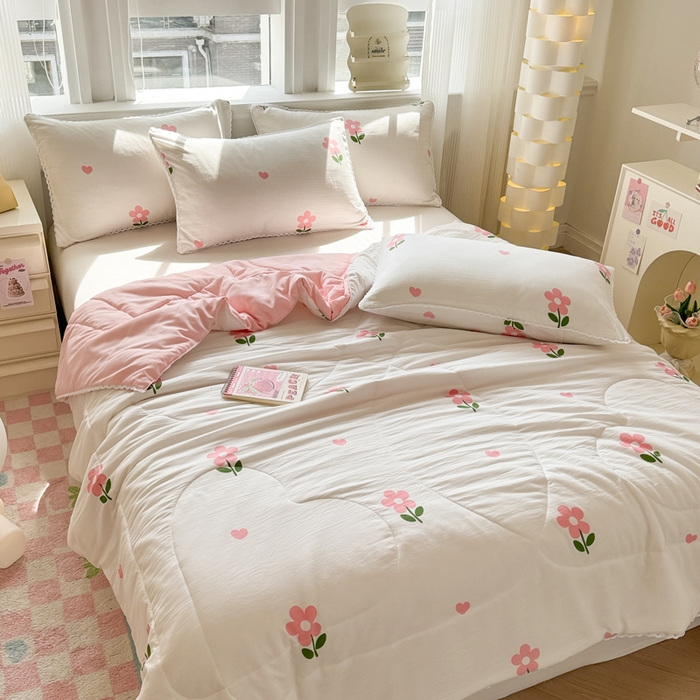 91家纺网 家纺一手货源 找家纺 慕尚家纺 2025新款水洗棉花边工艺羽丝棉卡通系列夏被 花儿朵朵