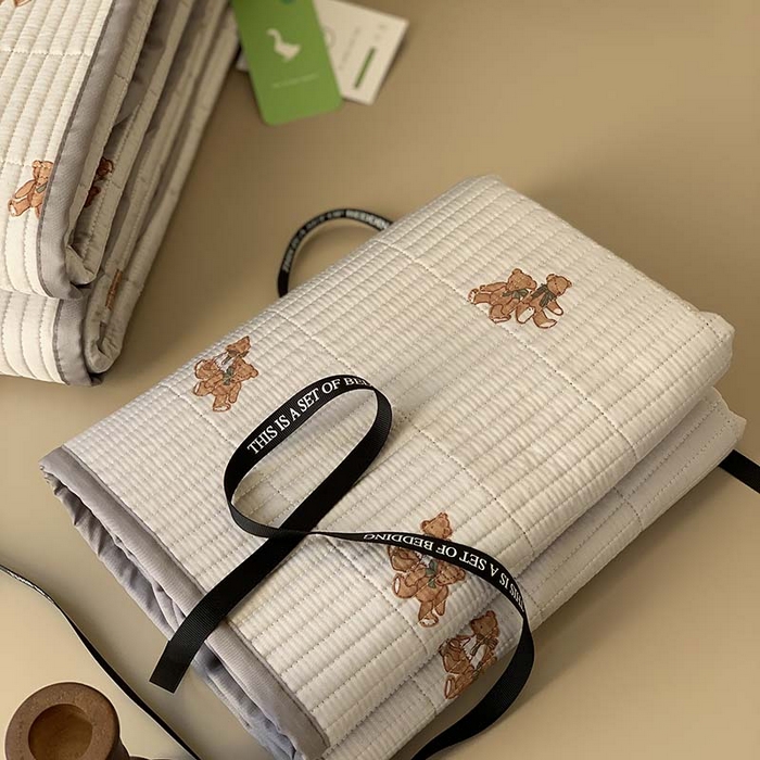 91家纺网 家纺一手货源 找家纺 汇庭 2025新款蔓莎床盖三件套系列-实拍 波特小熊