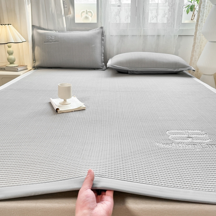 91家纺网 家纺一手货源 找家纺 2025年新款乙纶华夫格刺绣熊猫漫野冰豆豆系列 山灰-床席款