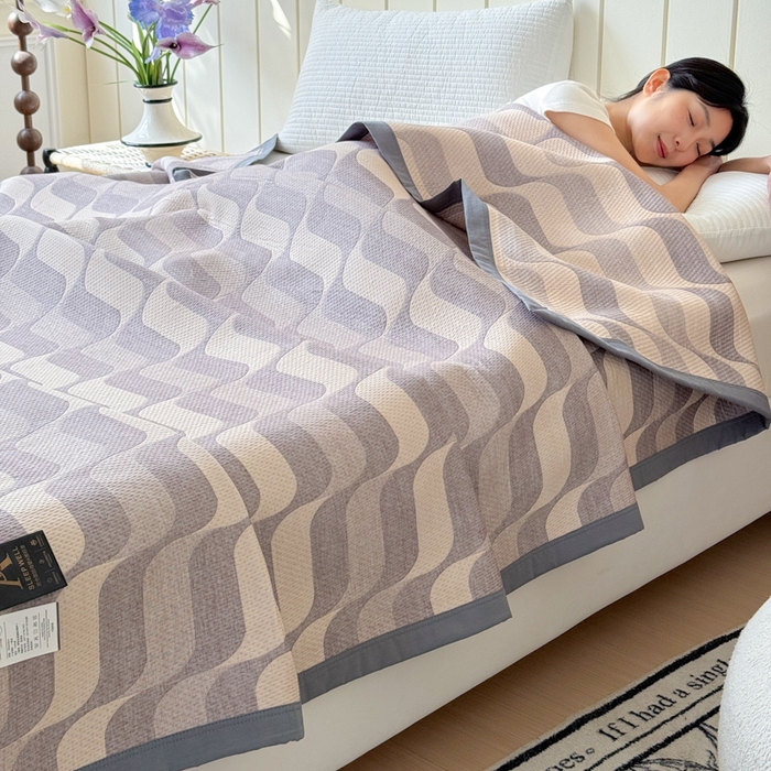 91家纺网 家纺一手货源 找家纺 2025新款A类纯棉针织三层纱提花多功能毯 棕色-波纹