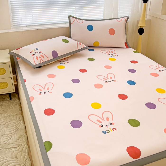 91家纺网 家纺一手货源 找家纺 富馨莱 2025新款平铺款冰藤印花凉席A类抗菌冰丝席支持定制尺寸 圆点兔兔