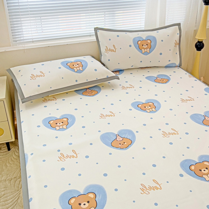 91家纺网 家纺一手货源 找家纺 富馨莱 2025新款平铺款冰藤印花凉席A类抗菌冰丝席支持定制尺寸 爱心小熊