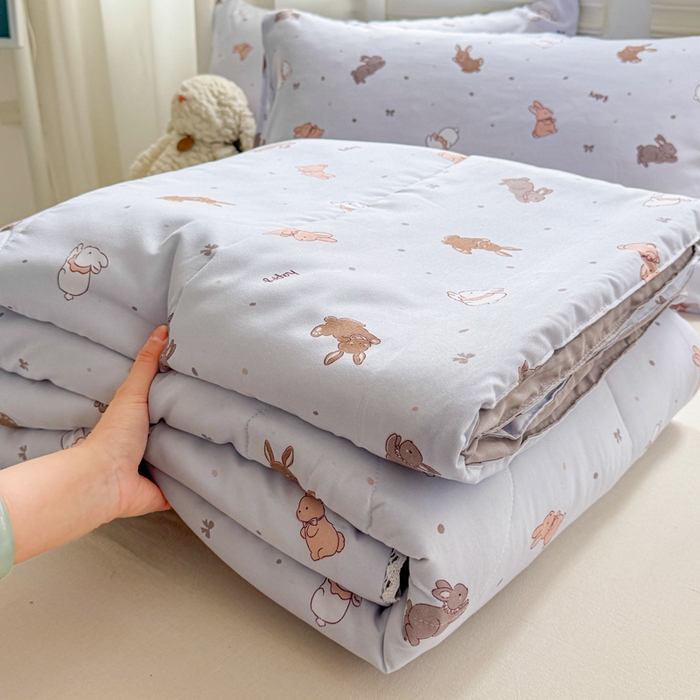 91家纺网 家纺一手货源 找家纺 慕尚家纺 2025新款水洗棉花边工艺羽丝棉卡通系列夏被 中国白兔