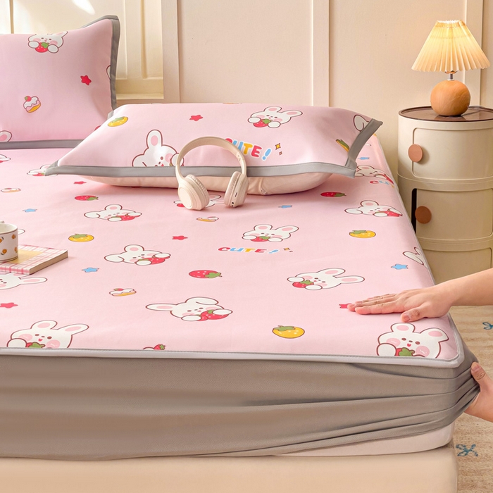 91家纺网 家纺一手货源 找家纺 富馨莱 2025新款床笠款冰藤印花凉席A类抗菌冰丝席支持定制尺寸 甜心兔