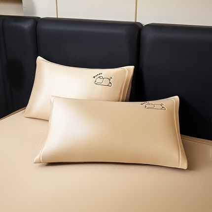 91家纺网 家纺一手货源 找家纺 全季家居 2025新款全季家居A类碳光萌趣熊猫刺绣枕套 金咖