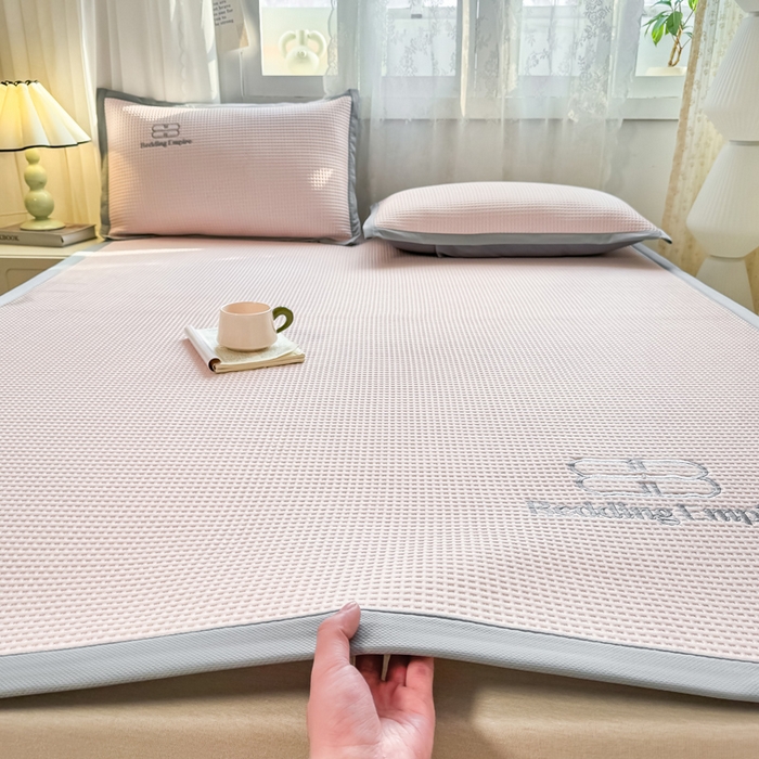 91家纺网 家纺一手货源 找家纺 2025年新款乙纶华夫格刺绣熊猫漫野冰豆豆系列 樱花粉-床席款