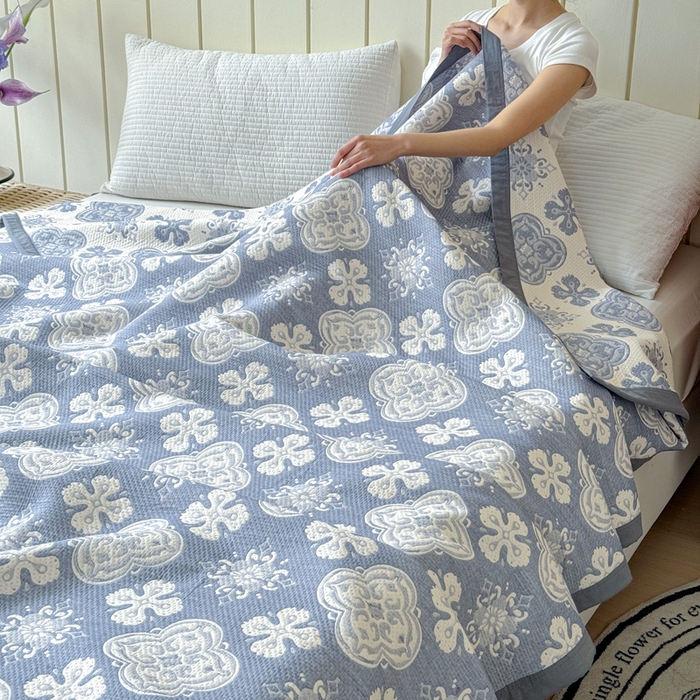 91家纺网 家纺一手货源 找家纺 2025新款A类纯棉针织三层纱提花多功能毯 蓝色-四叶花