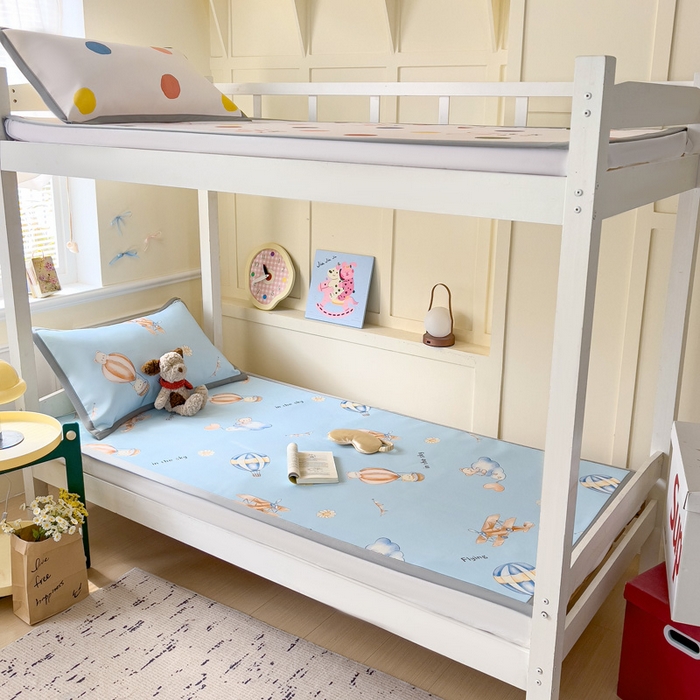 91家纺网 家纺一手货源 找家纺 富馨莱 2025新款学生平铺款冰藤印花凉席A类抗菌冰丝席支持定制尺寸 星空探险家