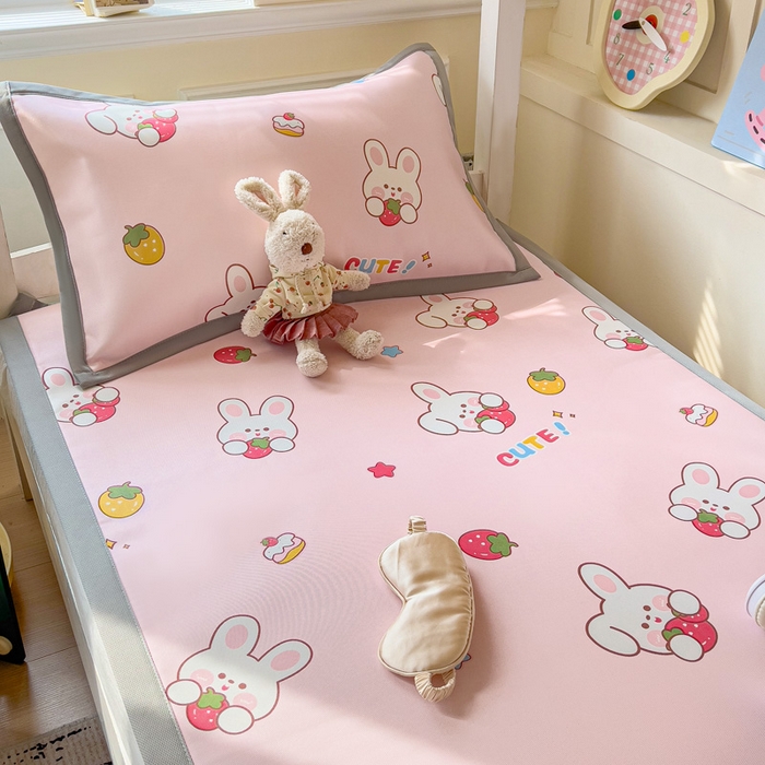 91家纺网 家纺一手货源 找家纺 富馨莱 2025新款学生平铺款冰藤印花凉席A类抗菌冰丝席支持定制尺寸 甜心兔