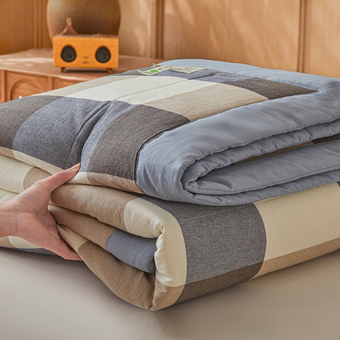 91家纺网 家纺一手货源 找家纺 伊人坊 2025新款A类无印风水洗棉新疆棉花夏被 蓝灰大格