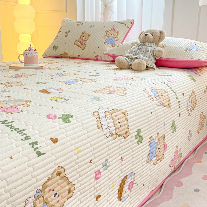 91家纺网 家纺一手货源 找家纺 顺顺家纺 2025新款全棉卡通夹棉床盖 小熊莫尼