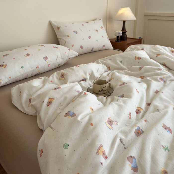 91家纺网 家纺一手货源 找家纺 曲之慕2025新款A类母婴级有氧全棉纯棉双层纱印花四件套 甜点小熊-米