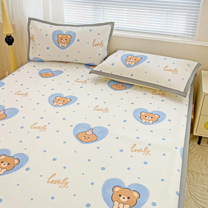 91家纺网 家纺一手货源 找家纺 富馨莱 2025新款平铺款冰藤印花凉席A类抗菌冰丝席支持定制尺寸 爱心小熊